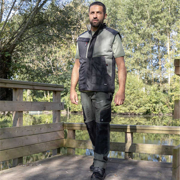 Pantalon de travail extensible et robuste, MEMORY #1861 est idéal pour les métiers exigeants. Confort, renforts Oxford et liberté de mouvement.