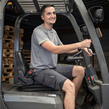 Short de travail extensible 4 sens #6152. Léger, résistant et fonctionnel, il offre confort et mobilité pour les professionnels actifs.