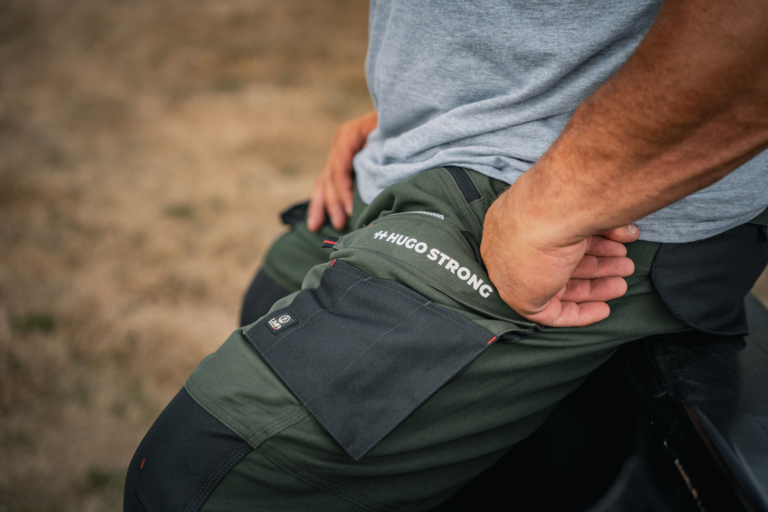 Pantalon de travail extensible et robuste, MEMORY #1861 est idéal pour les métiers exigeants. Confort, renforts Oxford et liberté de mouvement.