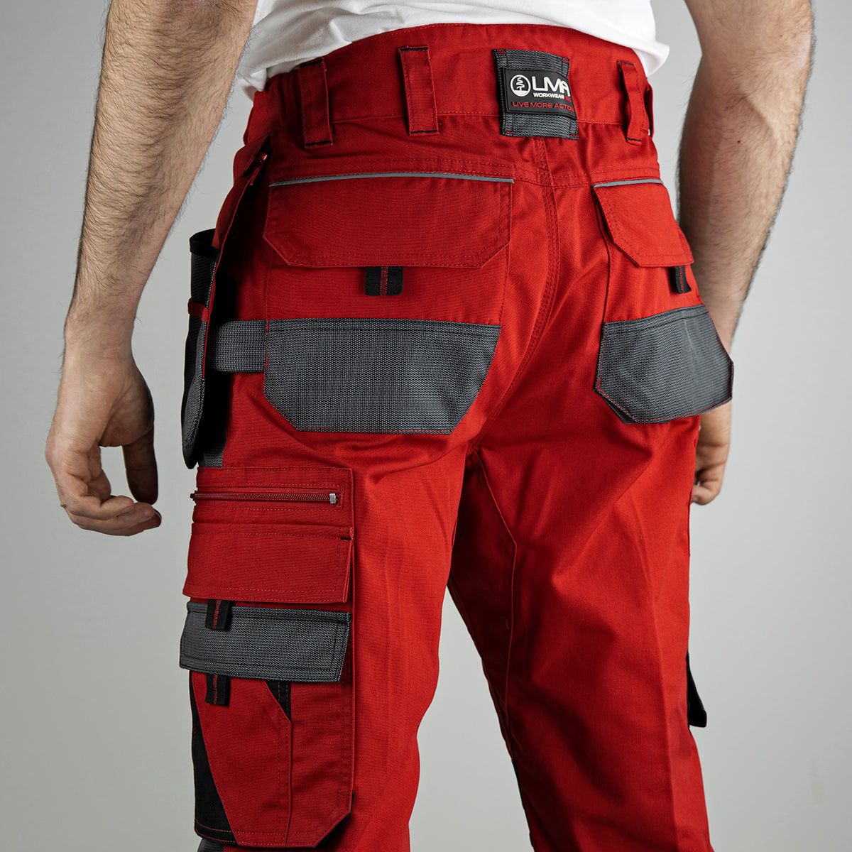 Pantalon de travail CALDEIRA #1790 en tissu canevas renforcé Oxford 600D. Résistant, fonctionnel et confortable pour les professionnels actifs.