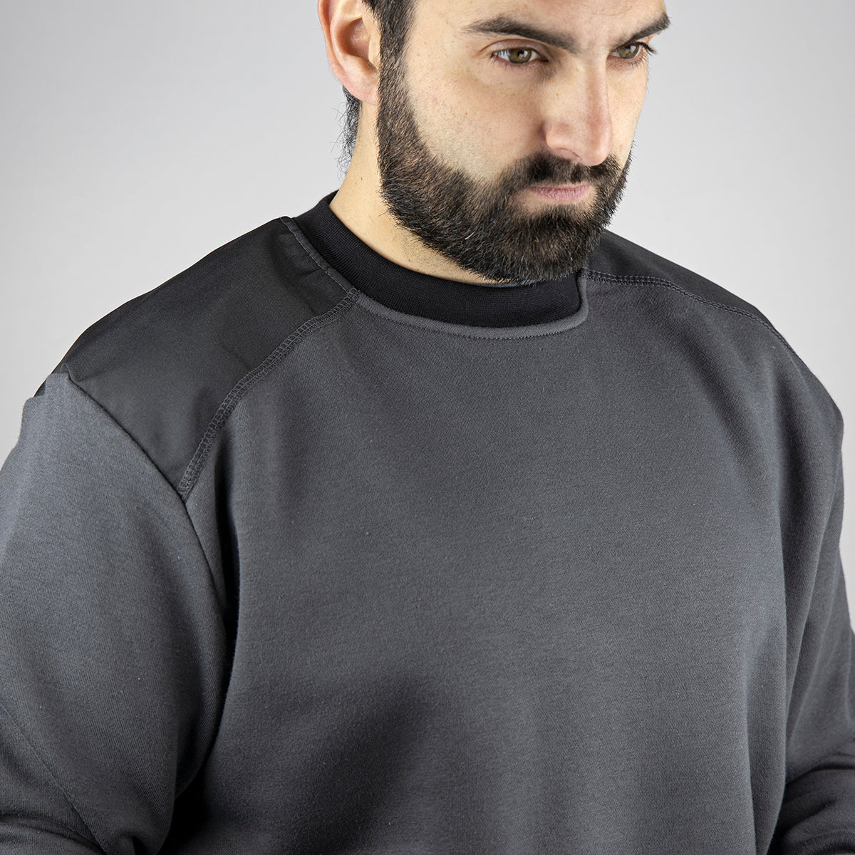 Chandail de travail BUCAREST #8093 en molleton chaud avec renforts Oxford 300D. Résistant, confortable et polyvalent pour l’automne et l’hiver.