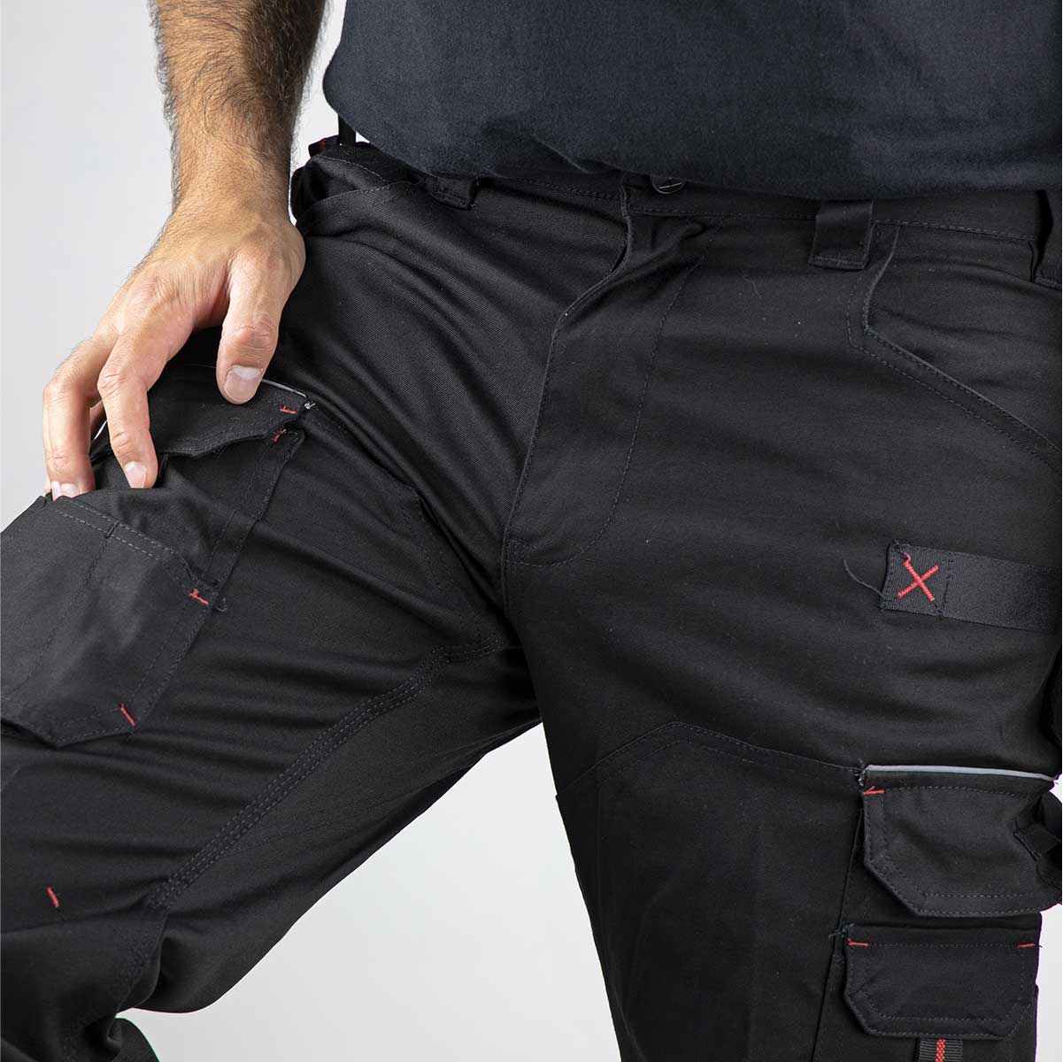 Pantalon de travail extensible en canevas, BASALTE #1425 combine confort, légèreté et robustesse pour les professionnels actifs. Entrejambe 83cm/32,5 pouces