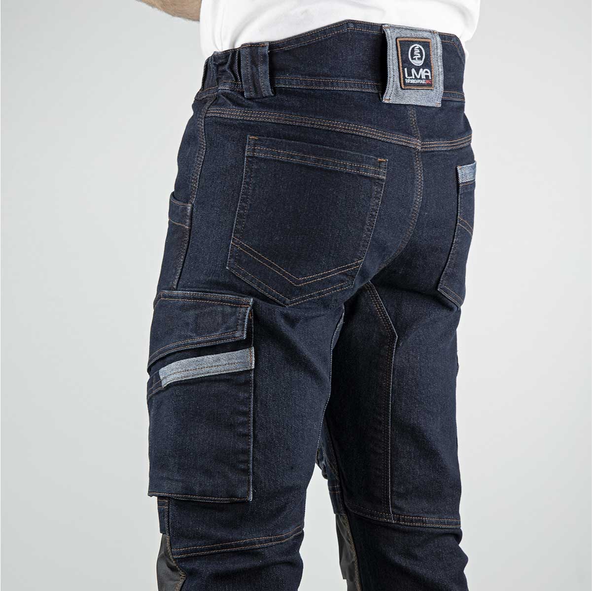 Pantalon de travail SEATTLE #1623 Hugo Strong en denim extensible avec renforts Oxford 300D. Confort, solidité et mobilité pour un usage professionnel.