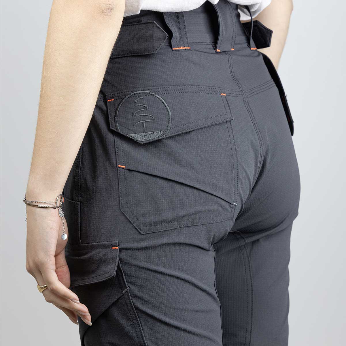 Pantalon de travail VENUS #1815 pour femme. Extensible 4 sens, léger et zéro métal. Confort, mobilité et performance en été.