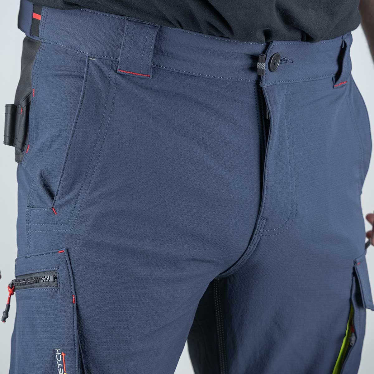 Pantalon de travail FICTION #1901 zéro métal en tissu élastique 4 directions. Confort, souplesse et sécurité pour les environnements techniques.