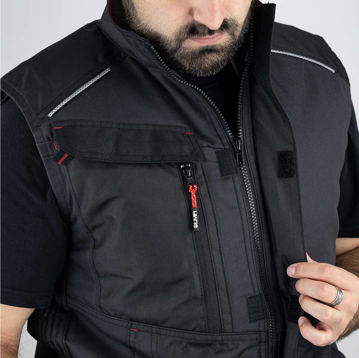 Veste sans manches Hugo Strong Cratere #5093, renforcée et durable, idéale pour le travail extérieur. Liberté de mouvement et protection fiable.