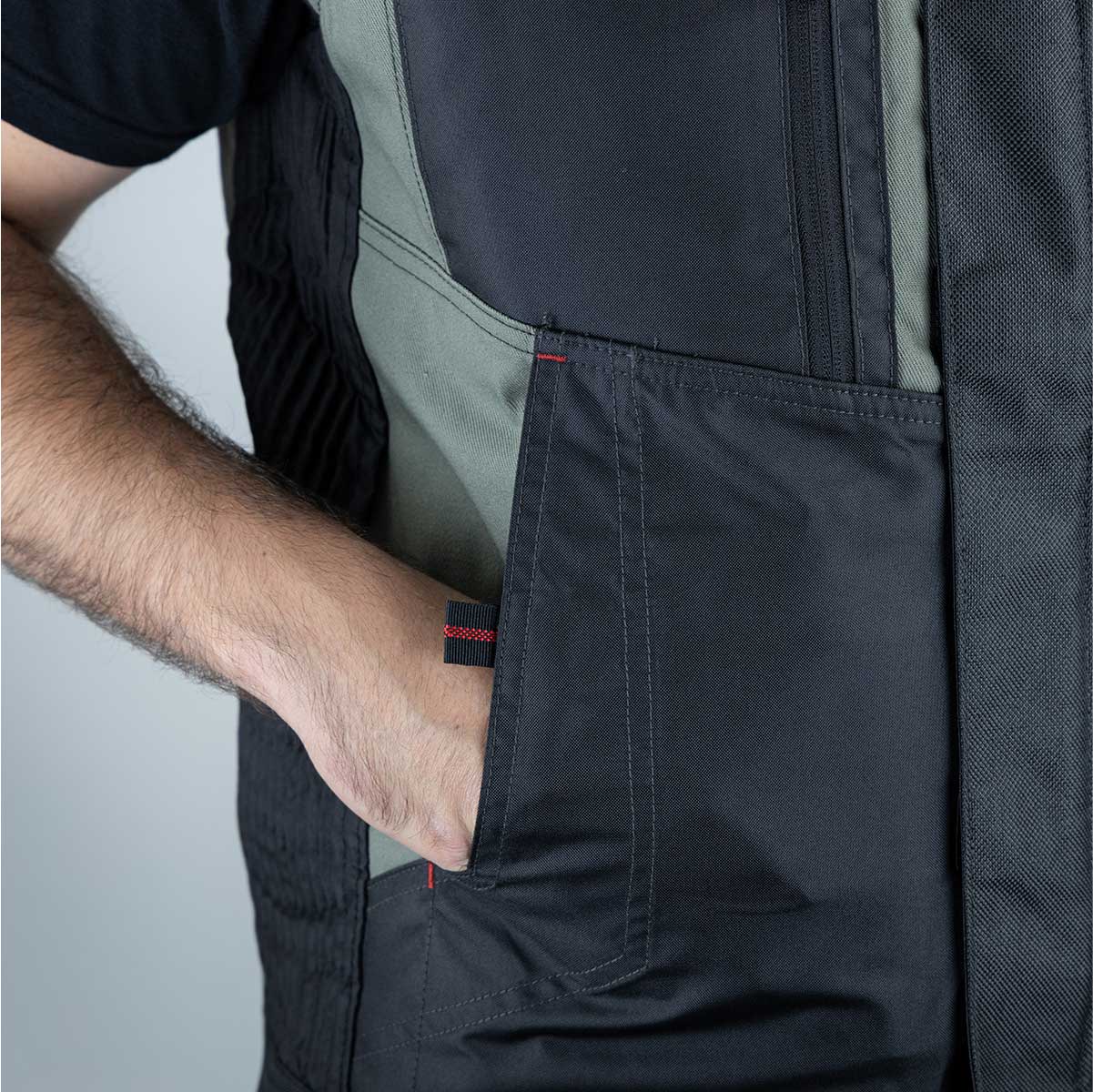 Veste sans manches Hugo Strong Phase #5097, robuste et fonctionnelle. Parfaite pour le travail extérieur grâce à ses renforts Oxford et sa visibilité accrue.