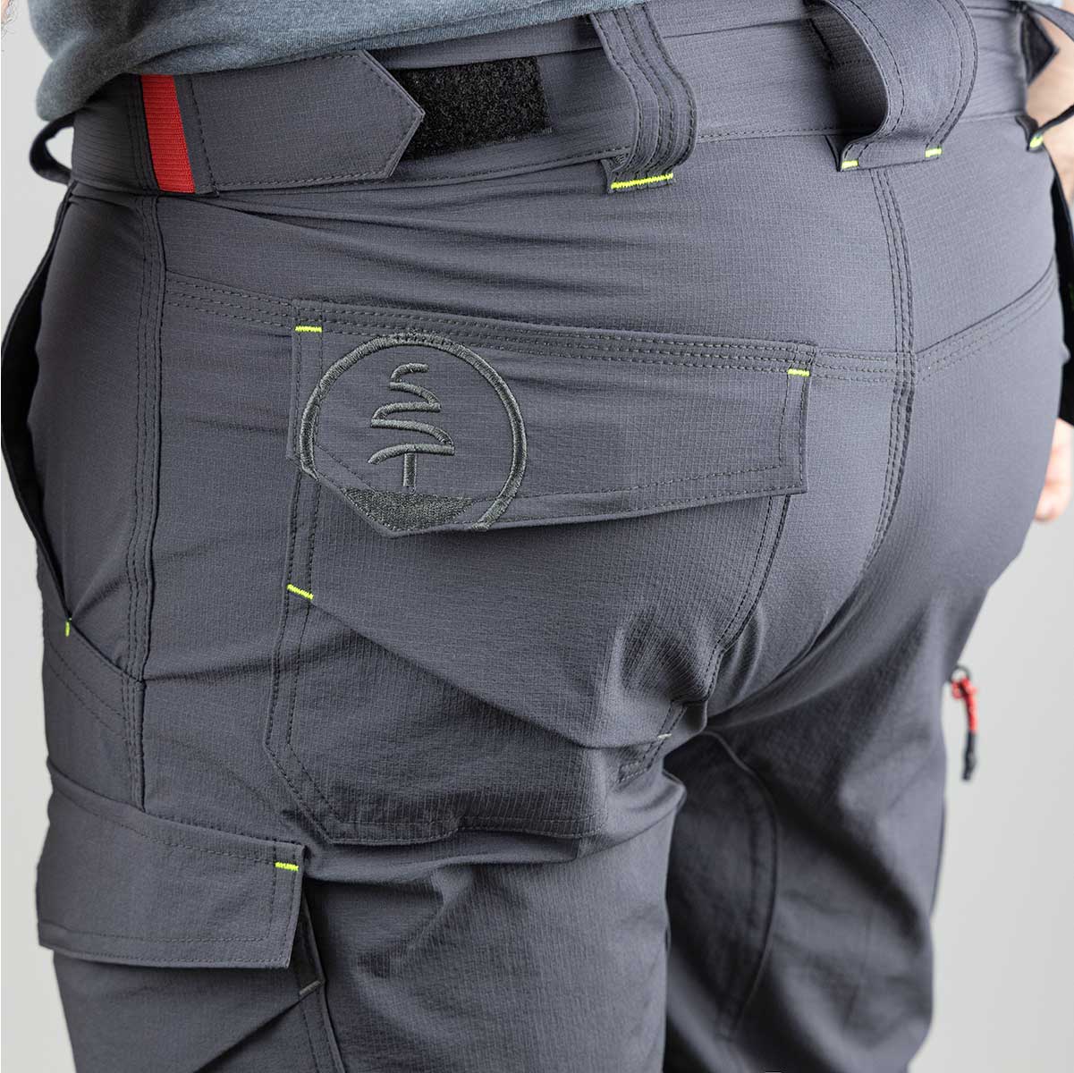 Short de travail extensible 4 sens #6152. Léger, résistant et fonctionnel, il offre confort et mobilité pour les professionnels actifs.