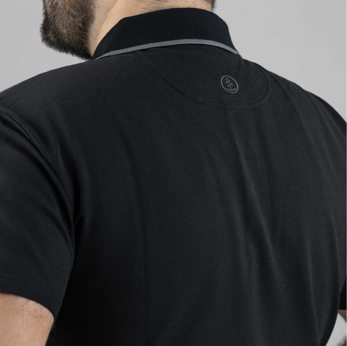 Polo Hugo Strong Barkhane #9324, léger et respirant, parfait pour le travail extérieur. Maille piquée coton-polyester et finitions contrastantes.
