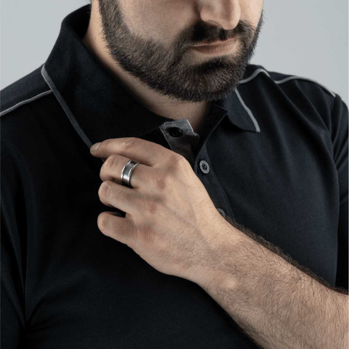 Polo Hugo Strong Barkhane #9324, léger et respirant, parfait pour le travail extérieur. Maille piquée coton-polyester et finitions contrastantes.